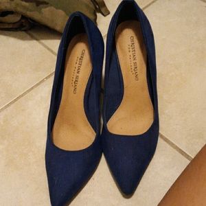 Blue pumps